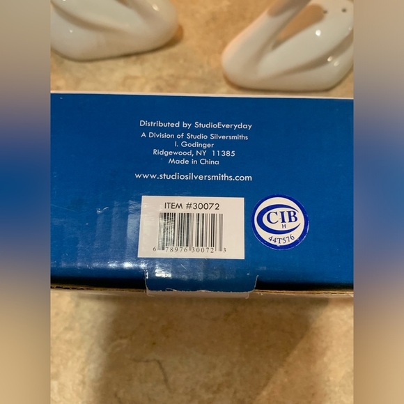 IMPERIAL COLLECTION FINE PORCELAIN SALT & PEPPER SET NIB - Picture 7 of 8